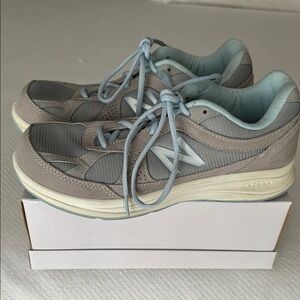 New Balance 9.5 Women's Gray and Blue Athletic Shoes